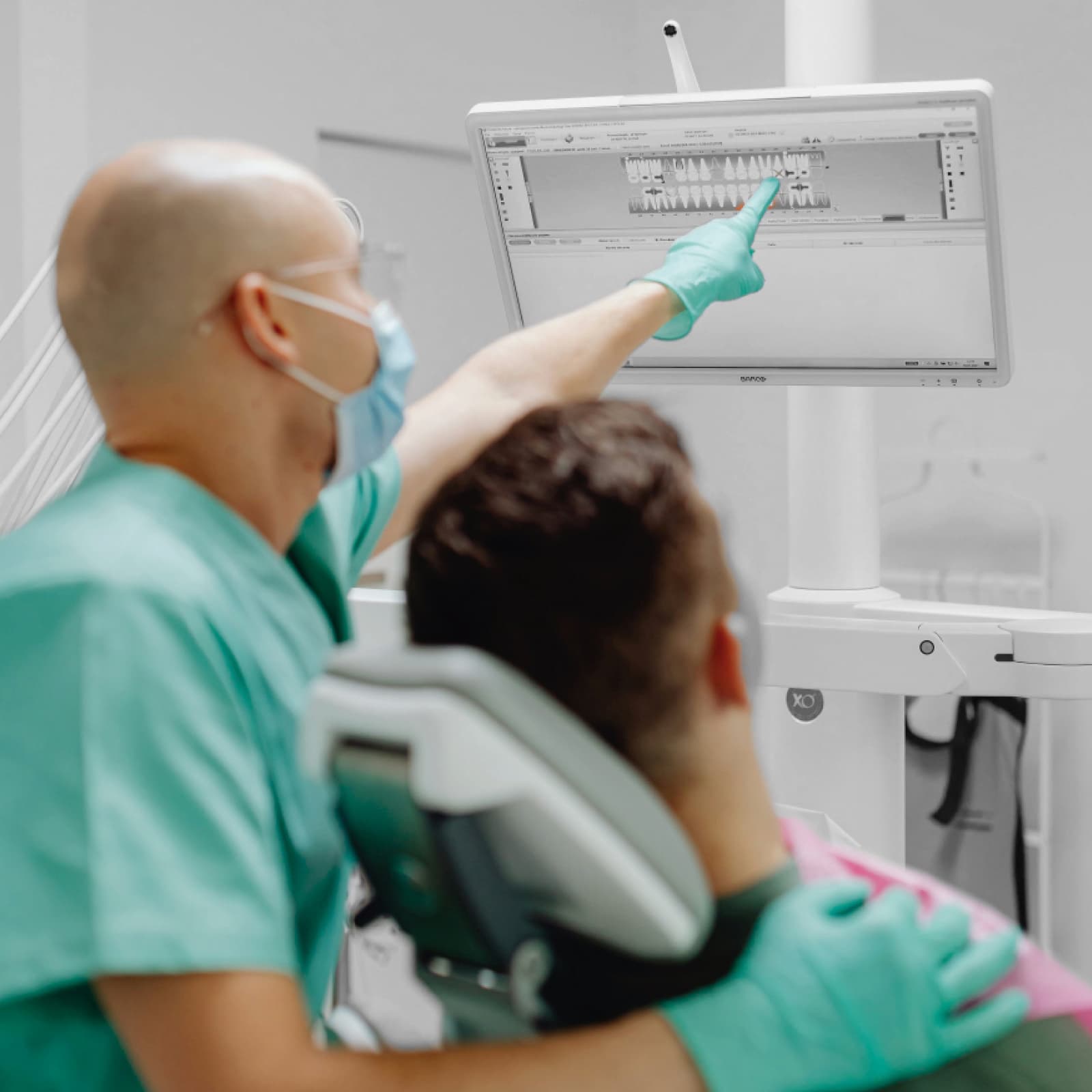 Profesional analizando caso